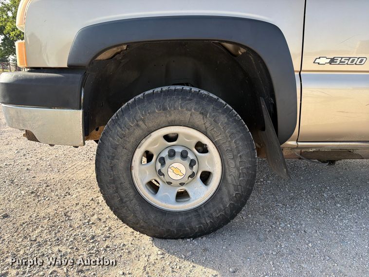 image for item EX4010 2004 Chevrolet Silverado 3500 Crew Cab pickup truck