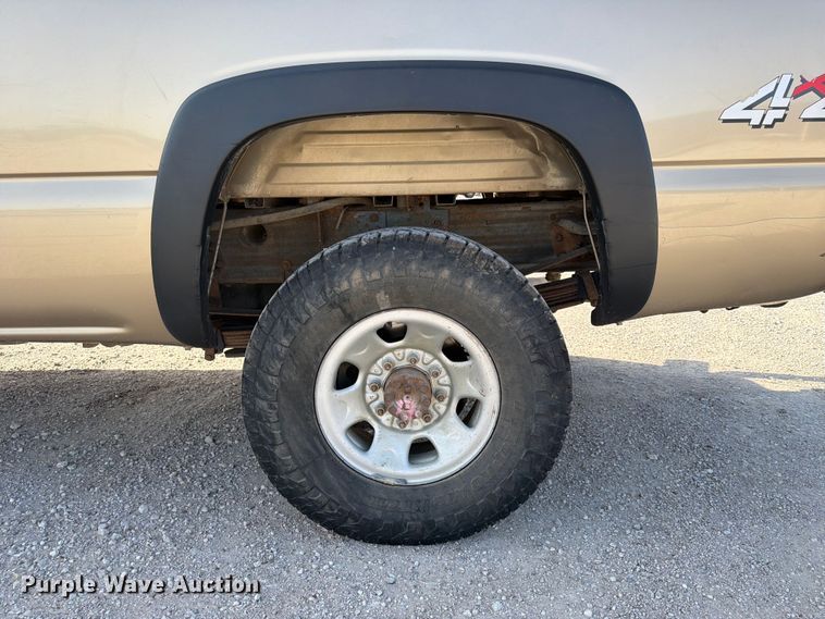 image for item EX4010 2004 Chevrolet Silverado 3500 Crew Cab pickup truck
