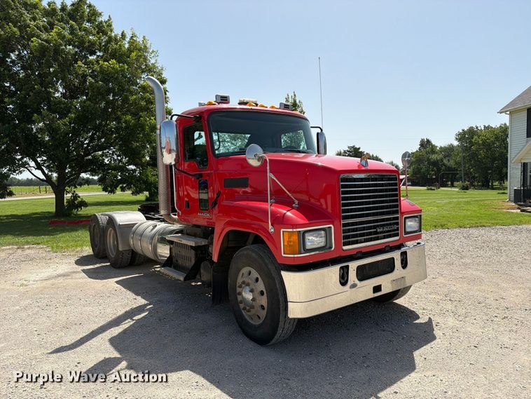 image for item EX4012 2014 Mack CHU613 semi truck