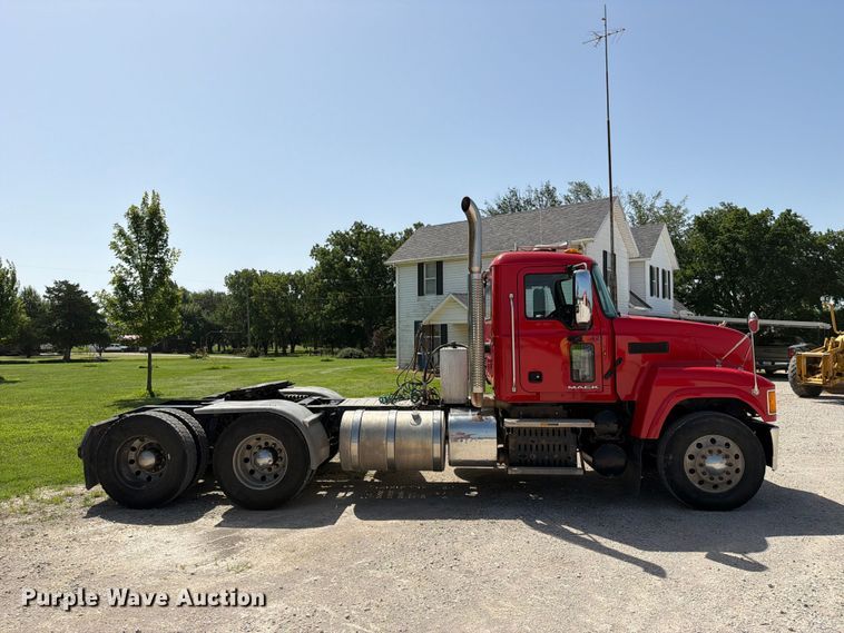 image for item EX4012 2014 Mack CHU613 semi truck