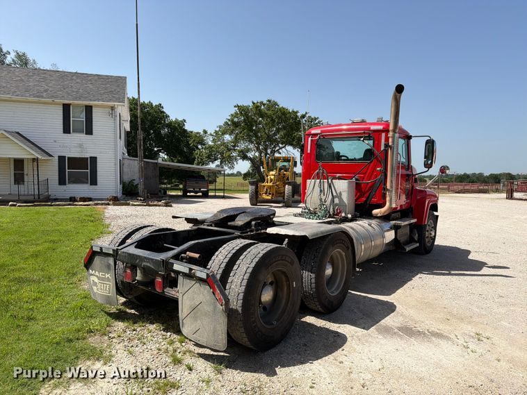 image for item EX4012 2014 Mack CHU613 semi truck