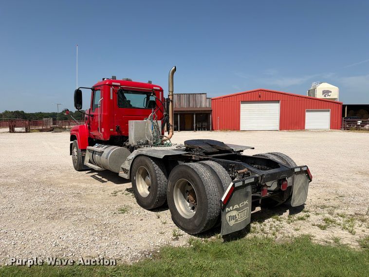 image for item EX4012 2014 Mack CHU613 semi truck