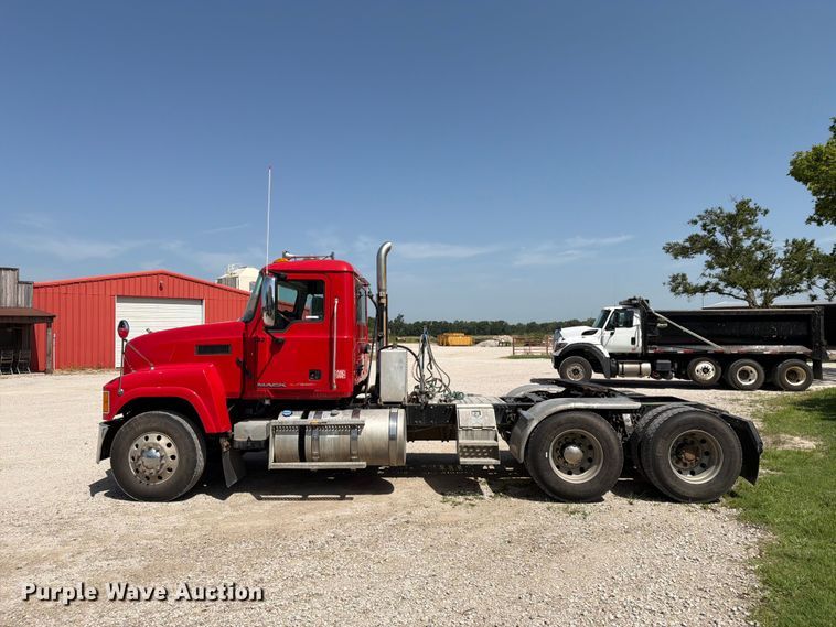 image for item EX4012 2014 Mack CHU613 semi truck