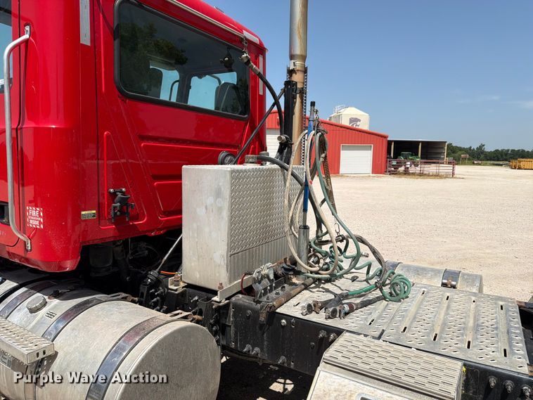 image for item EX4012 2014 Mack CHU613 semi truck