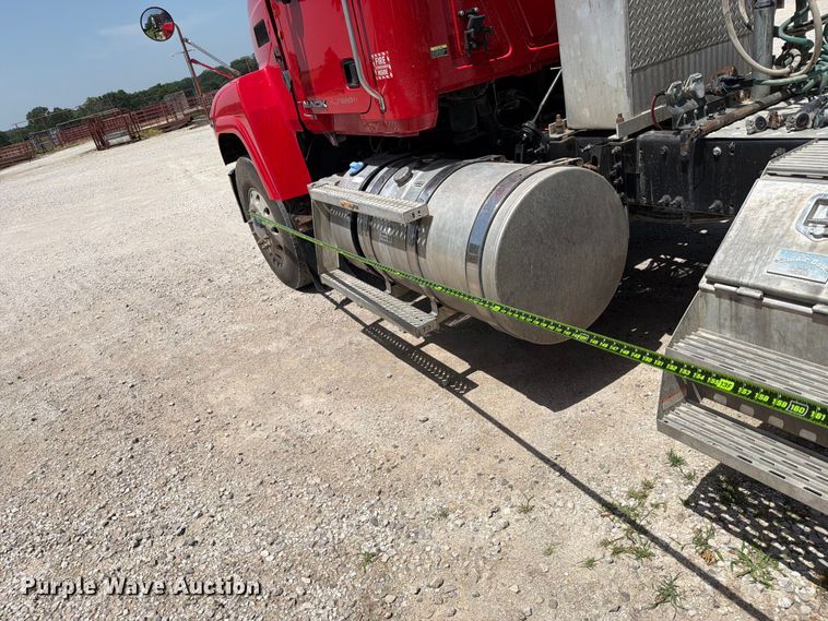 image for item EX4012 2014 Mack CHU613 semi truck