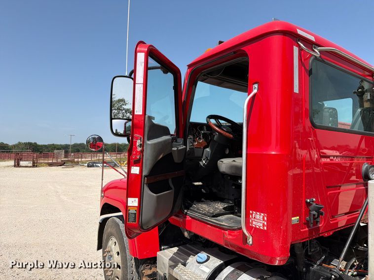 image for item EX4012 2014 Mack CHU613 semi truck