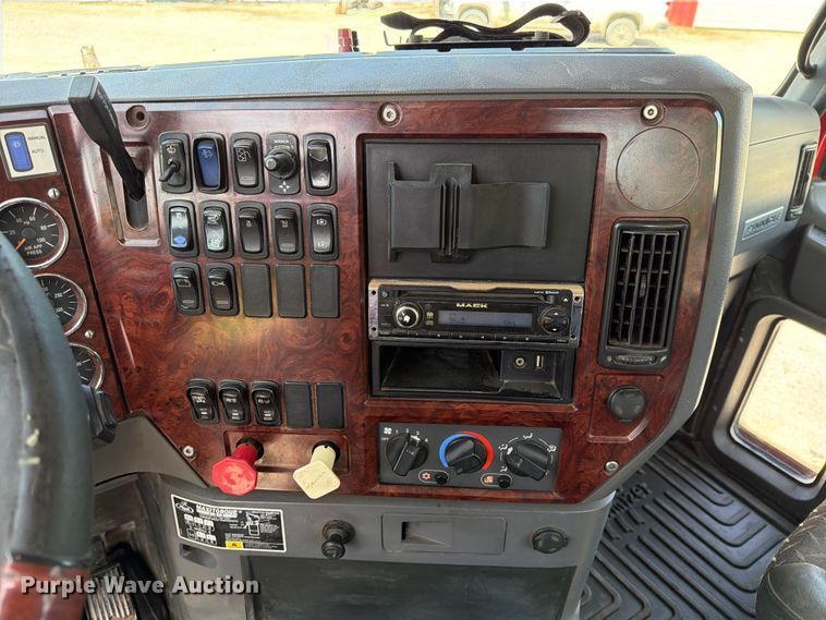 image for item EX4012 2014 Mack CHU613 semi truck