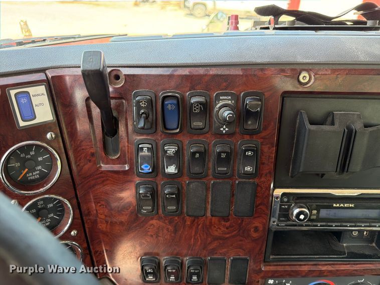 image for item EX4012 2014 Mack CHU613 semi truck