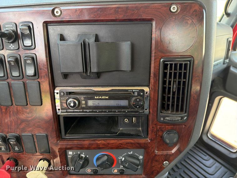 image for item EX4012 2014 Mack CHU613 semi truck