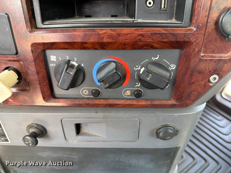 image for item EX4012 2014 Mack CHU613 semi truck