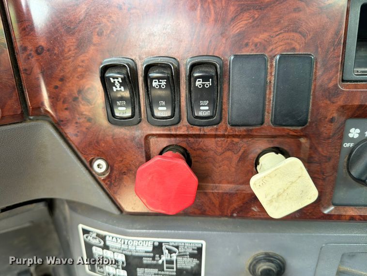 image for item EX4012 2014 Mack CHU613 semi truck