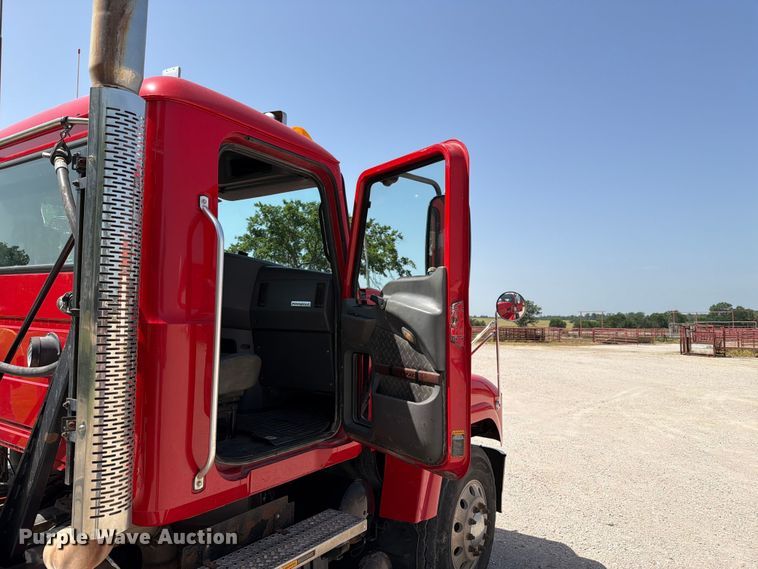 image for item EX4012 2014 Mack CHU613 semi truck