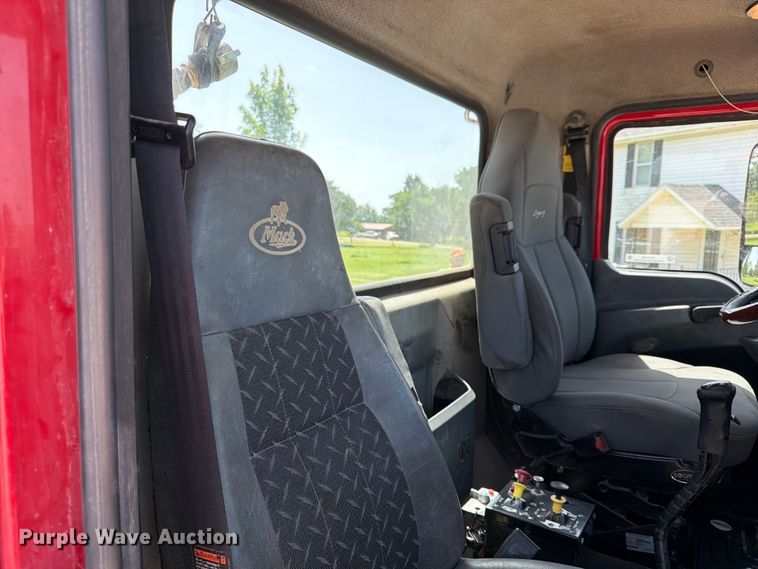 image for item EX4012 2014 Mack CHU613 semi truck