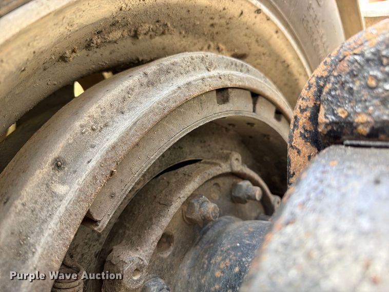 image for item EX4012 2014 Mack CHU613 semi truck