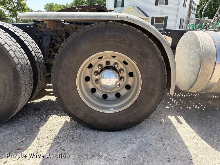 image for item EX4012 2014 Mack CHU613 semi truck