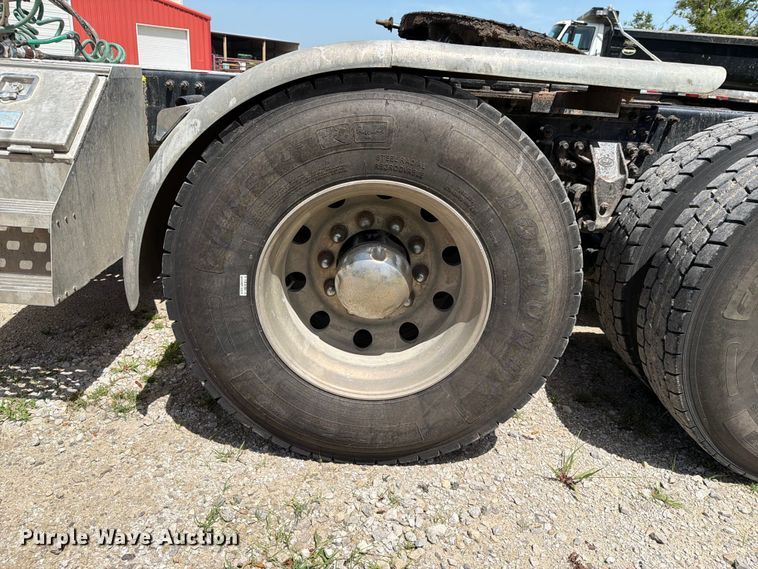 image for item EX4012 2014 Mack CHU613 semi truck