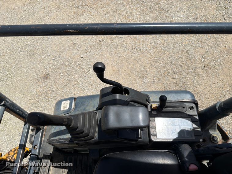 image for item EX4016 2007 John Deere 17D mini excavator