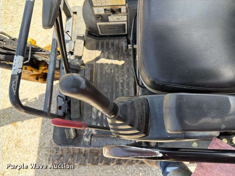 image for item EX4016 2007 John Deere 17D mini excavator