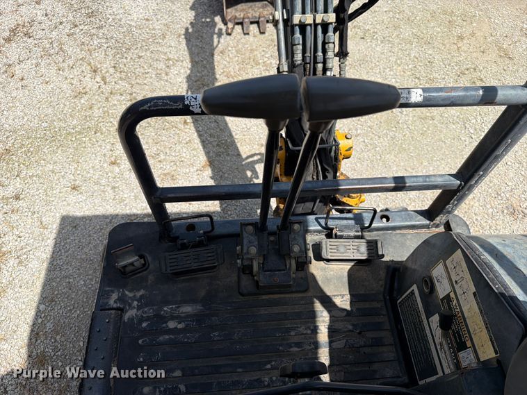 image for item EX4016 2007 John Deere 17D mini excavator