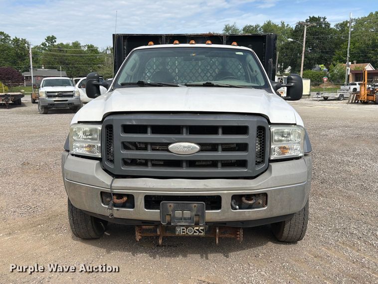image for item FB8180 2005 Ford F-450 flatbed truck