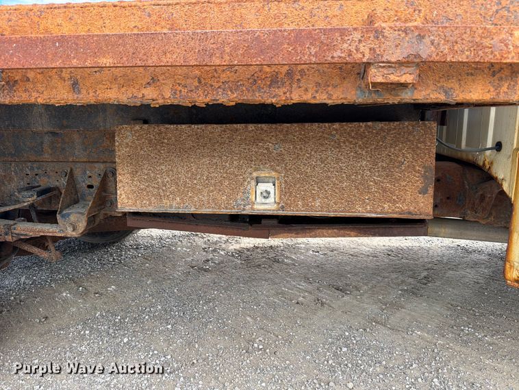 image for item FB8180 2005 Ford F-450 flatbed truck