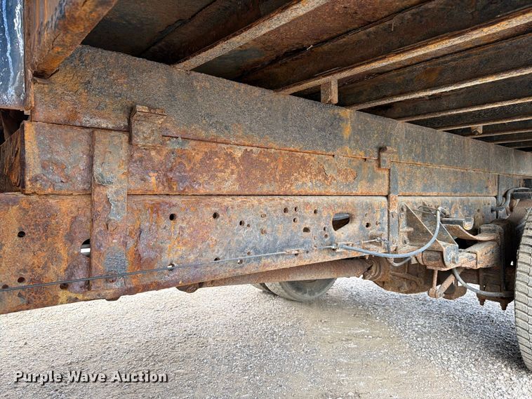 image for item FB8180 2005 Ford F-450 flatbed truck