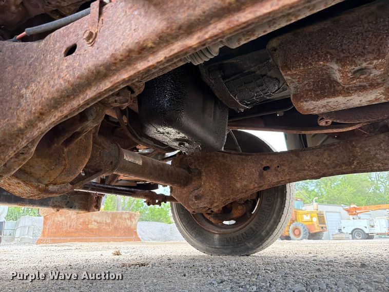 image for item FB8180 2005 Ford F-450 flatbed truck