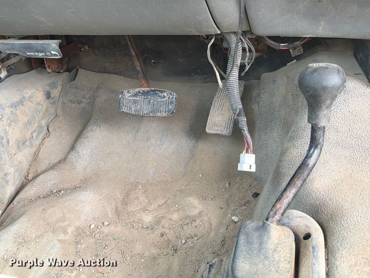 image for item FB8180 2005 Ford F-450 flatbed truck
