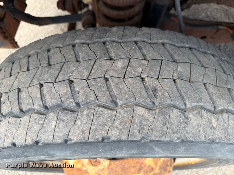 image for item FB8180 2005 Ford F-450 flatbed truck