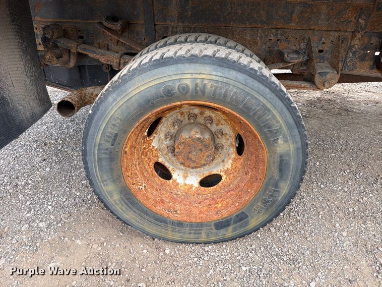image for item FB8180 2005 Ford F-450 flatbed truck
