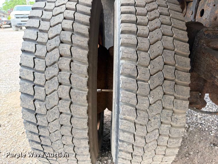 image for item FB8180 2005 Ford F-450 flatbed truck