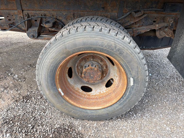 image for item FB8180 2005 Ford F-450 flatbed truck