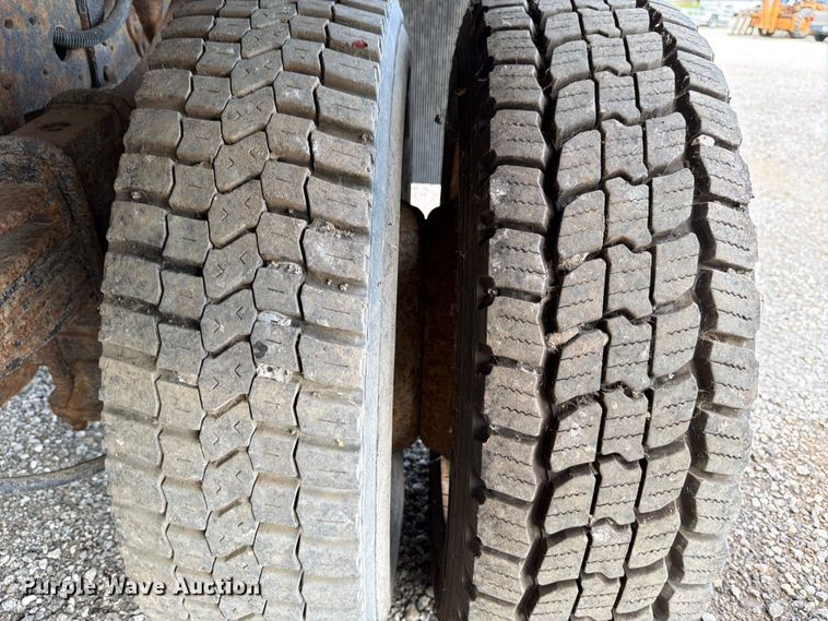 image for item FB8180 2005 Ford F-450 flatbed truck