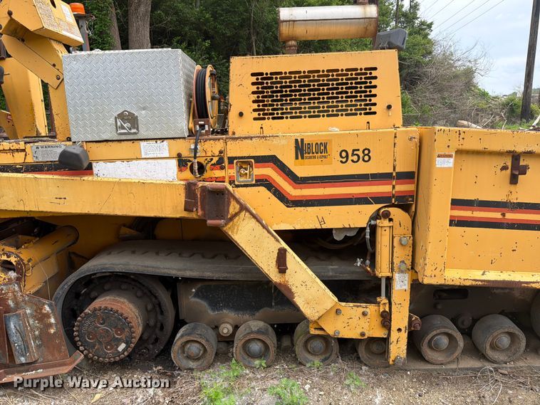 image for item FB8187 1996 Blaw-Knox PF-5510 paver