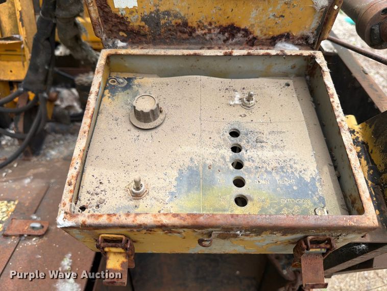 image for item FB8187 1996 Blaw-Knox PF-5510 paver