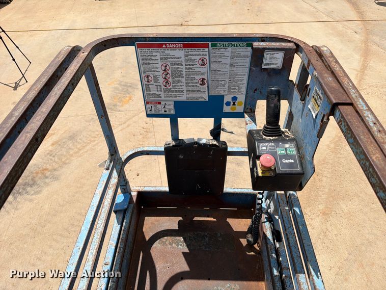 image for item FB8261 2015 Genie GS-2032 scissor lift