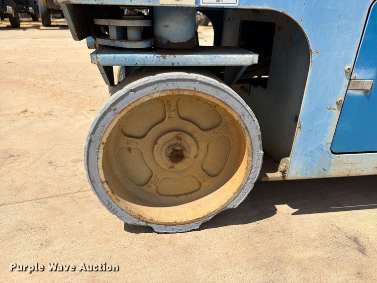 image for item FB8261 2015 Genie GS-2032 scissor lift