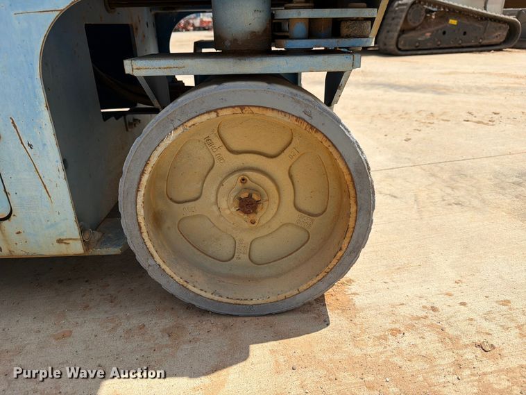 image for item FB8261 2015 Genie GS-2032 scissor lift