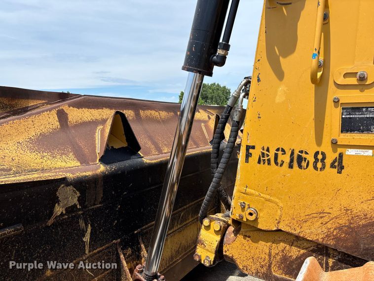 image for item FC1695 2018 Caterpillar D8T dozer
