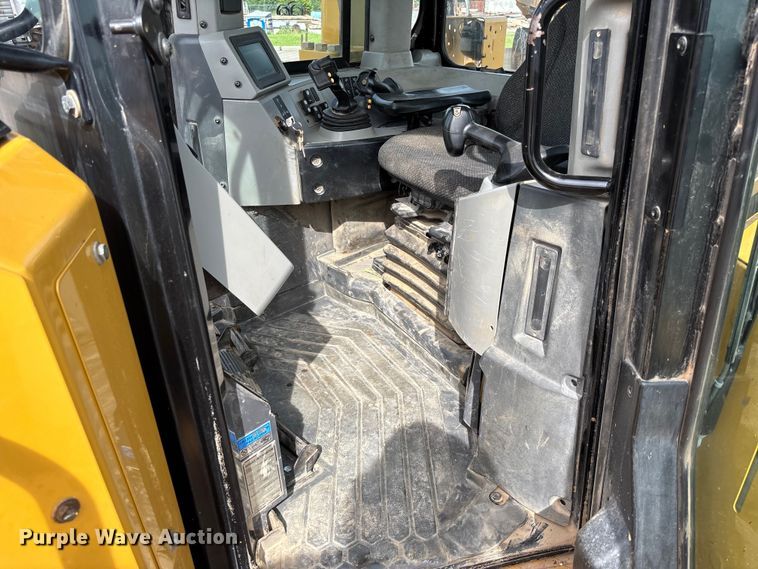 image for item FC1695 2018 Caterpillar D8T dozer