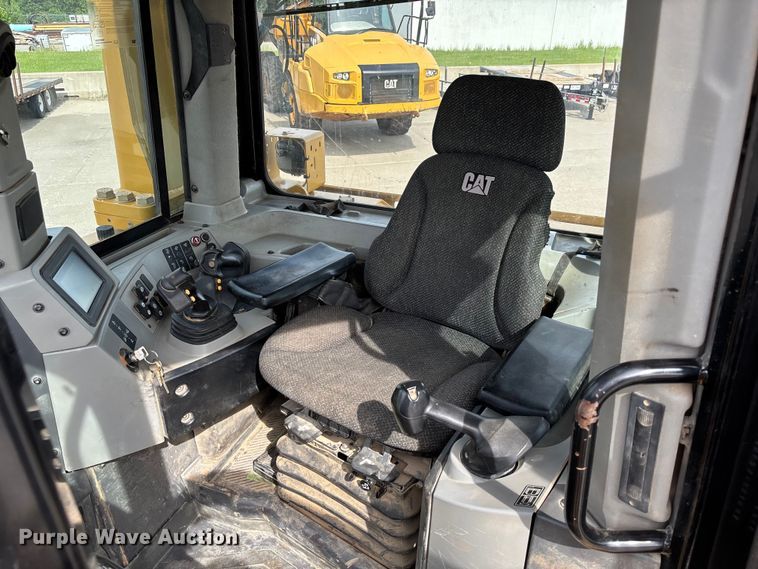 image for item FC1695 2018 Caterpillar D8T dozer