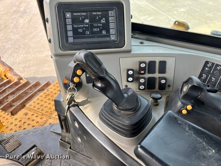 image for item FC1695 2018 Caterpillar D8T dozer