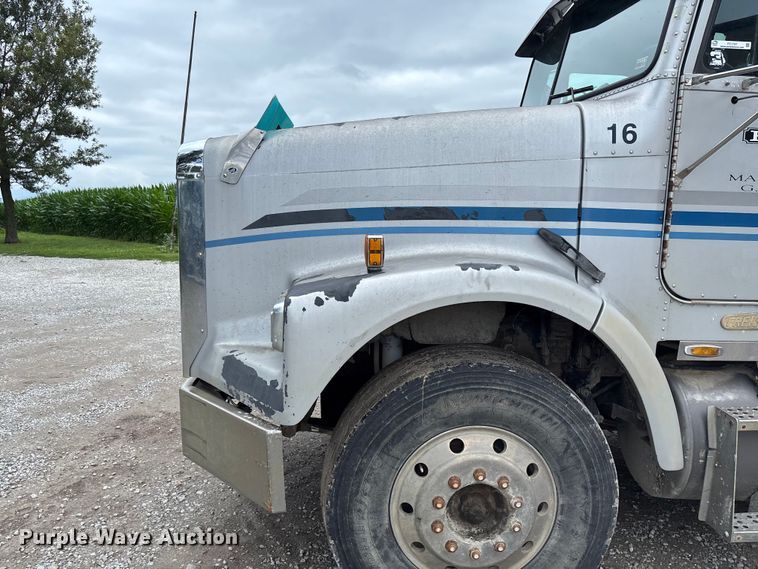 image for item FC1757 1993 Freightliner FLD120 dump truck