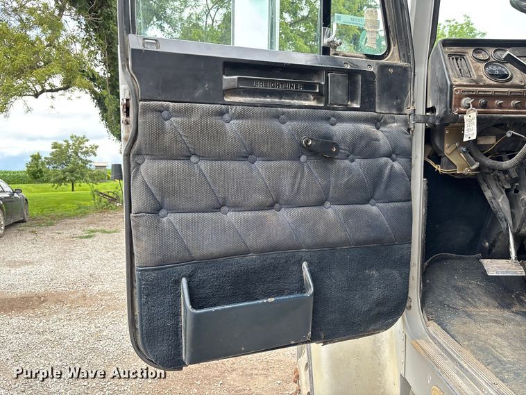image for item FC1757 1993 Freightliner FLD120 dump truck