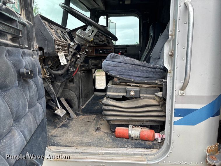 image for item FC1757 1993 Freightliner FLD120 dump truck