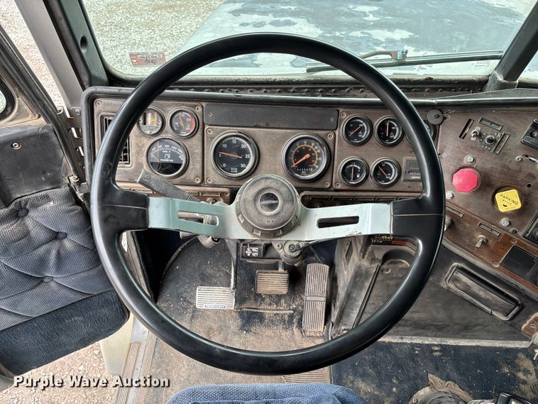 image for item FC1757 1993 Freightliner FLD120 dump truck