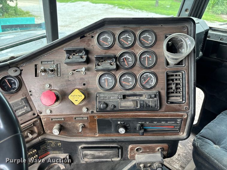 image for item FC1757 1993 Freightliner FLD120 dump truck