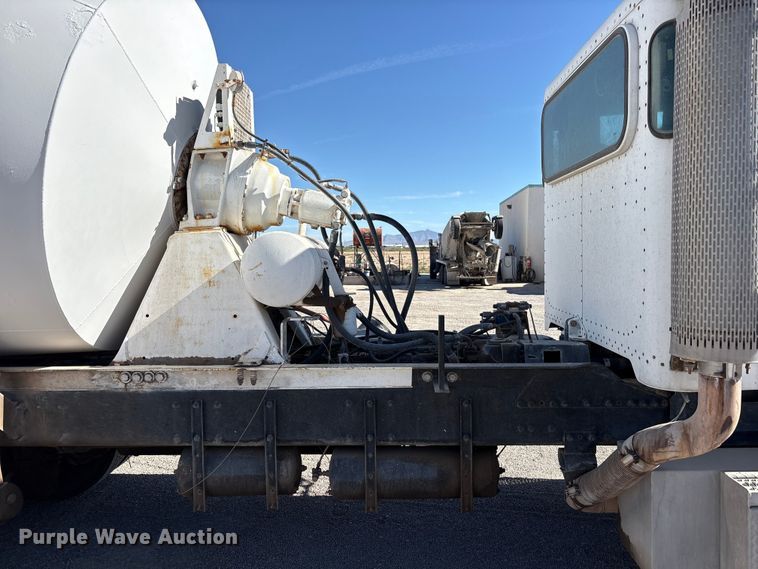 image for item FC2437 2011 Peterbilt 365 ready mix truck