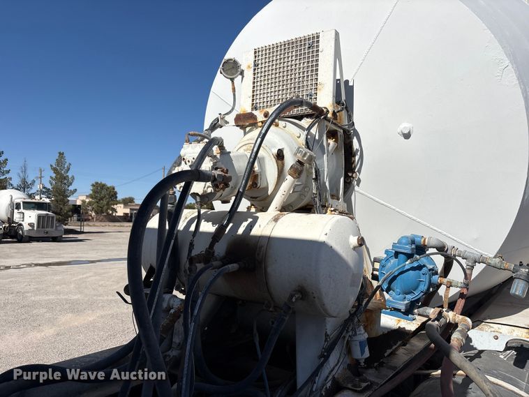 image for item FC2437 2011 Peterbilt 365 ready mix truck