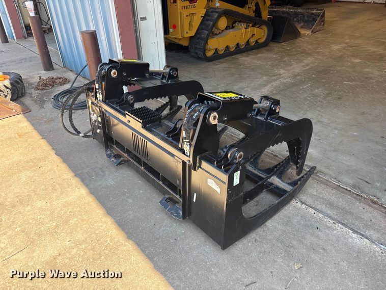 image for item FC2462 2022 Caterpillar skid steer grapple bucket